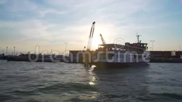 在工业港口停泊的旅游船水上运输海上旅游视频的预览图