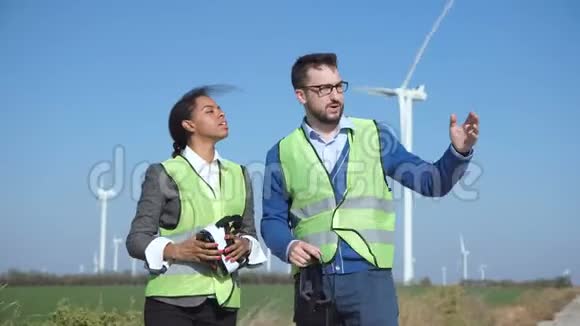 两名虚拟现实谷歌风电场工程师视频的预览图