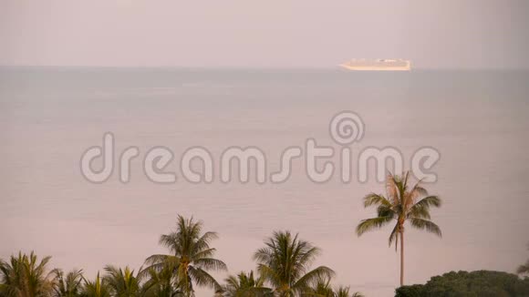 邮轮暑假概念日出时在热带岛屿附近海域的游轮视频的预览图