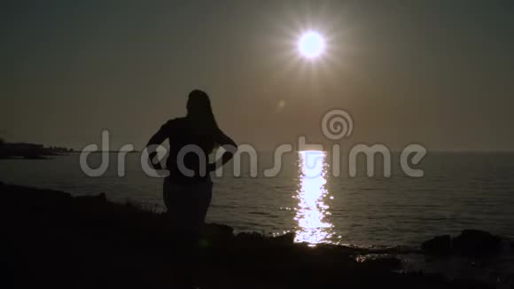 那个女孩正在日落时在海滩上理发视频的预览图