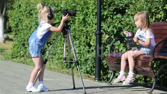 在城市公园里拍照的孩子视频的预览图