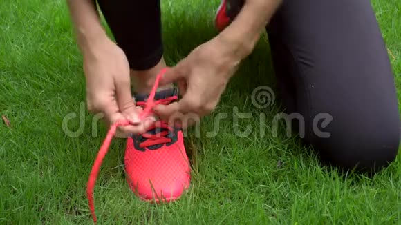 女人系鞋带运动鞋跑步视频的预览图