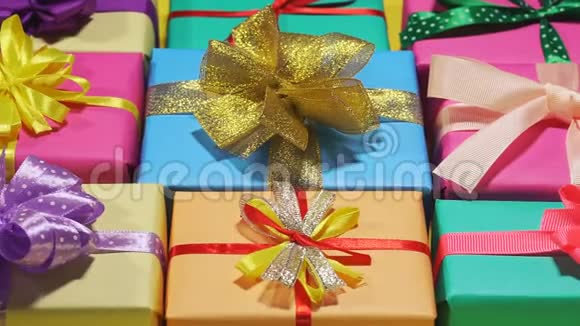 很多节日礼物都是在一个漂亮的包裹里用丝带蝴蝶结视频的预览图
