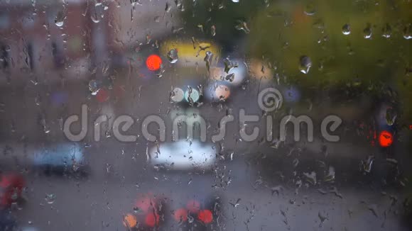 雨天滚动水滴从窗户观看视频的预览图