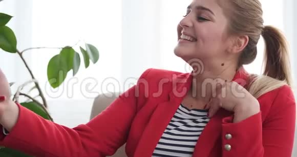 快乐的女人用手机聊天视频的预览图