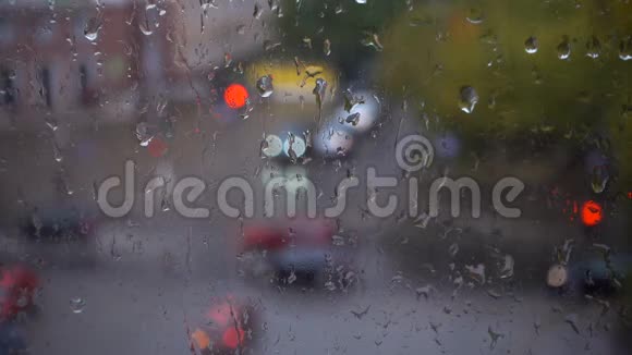 雨天和滚滚的水滴从窗户看到视频的预览图