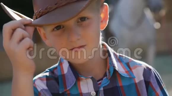 小英俊牛仔的肖像在镜头前看和摆4K视频的预览图