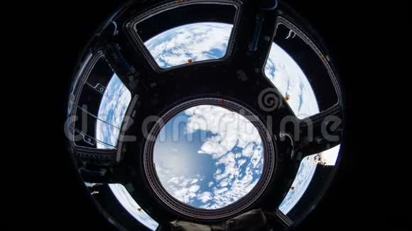 从空间站起飞地球表面的飞行视频的预览图