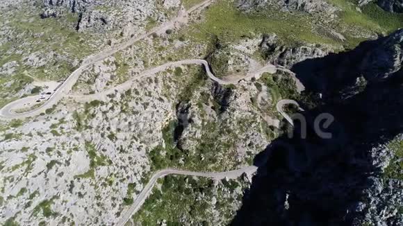 在马略卡岛上蜿蜒曲折的蛇形公路上的鸟瞰图视频的预览图