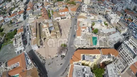 塞浦路斯拉纳卡市街道和建筑物上方的四架直升机天桥视频的预览图