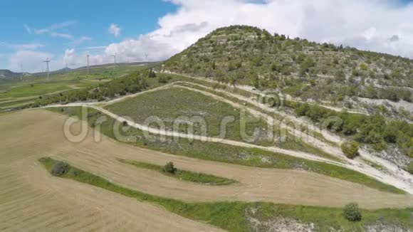塞浦路斯的乡村景观用风力涡轮机飞越农田上空视频的预览图