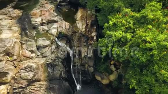 热带雨林中的山瀑布和岩石河热带石瀑瀑布瀑布中流淌的山河视频的预览图