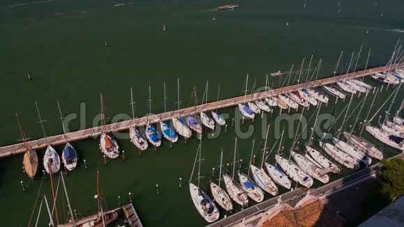 停泊在码头的一排漂亮的白色游艇豪华的水上交通威尼斯视频的预览图