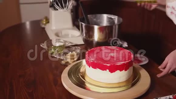 糖果师正在用两种颜色的奶油和旋转装饰糕点蛋糕视频的预览图