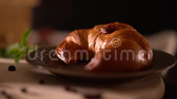 新鲜出炉的牛角面包放在盘子里作为早餐视频的预览图