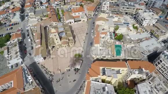 塞浦路斯拉纳卡市街道和历史建筑的鸟瞰图视频的预览图