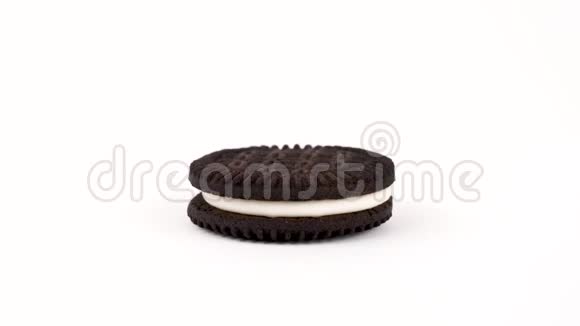 两个巧克力晶片由一个奶油填充饼干分离在白色背景上在转台上旋转可循环使用大众视频的预览图