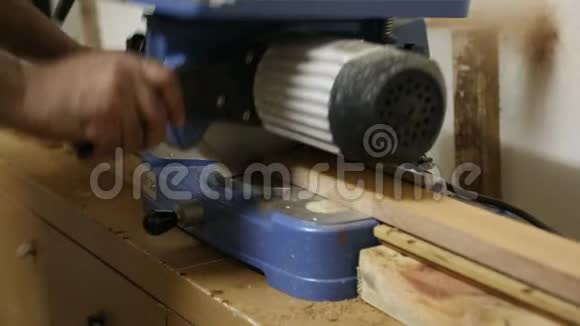 木工车间圆表锯切割木视频的预览图