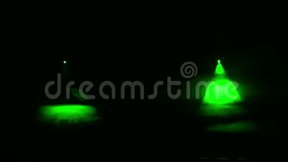 明亮轮廓的绿光在烟雾毯的黑暗中射灯视频的预览图