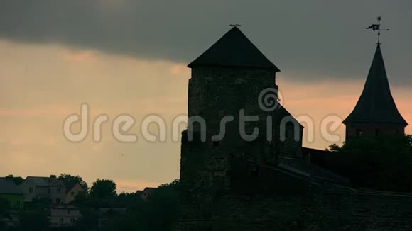 中世纪强化城堡卡米涅茨波迪尔斯基的日落剪影视频的预览图