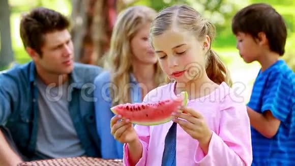 女孩和家人一起吃西瓜视频的预览图