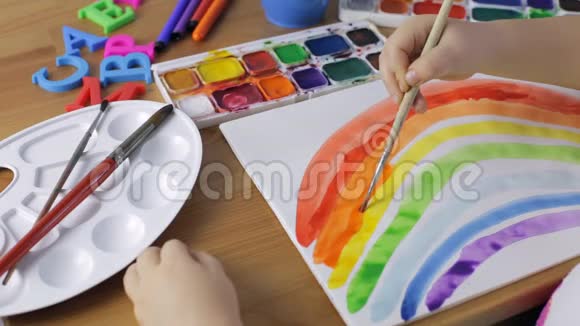 年轻女孩画彩虹水彩画概念视频的预览图