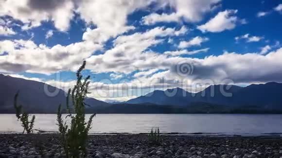 新西兰TeAnau湖的迷人云层视频的预览图