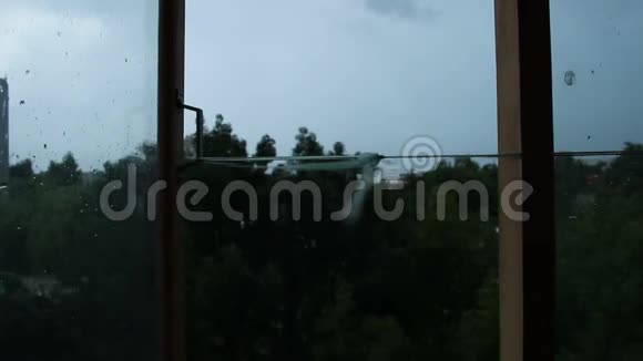 透过窗户可看到风暴天气并发出有关风暴的气象警告视频的预览图