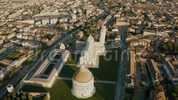 意大利著名比萨斜塔和大教堂的鸟瞰图视频的预览图