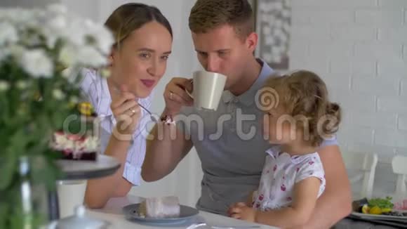 早餐家庭喝茶和吃甜点视频的预览图