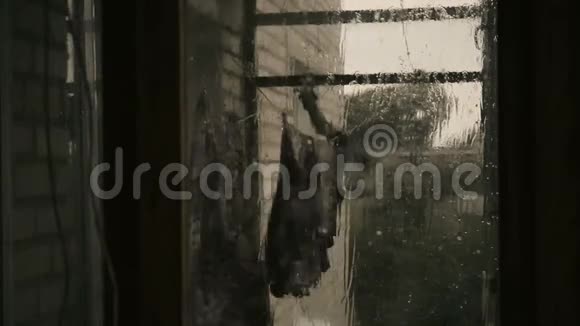 阳台上的洗衣房外面的暴风雨和雨飓风即将来临视频的预览图