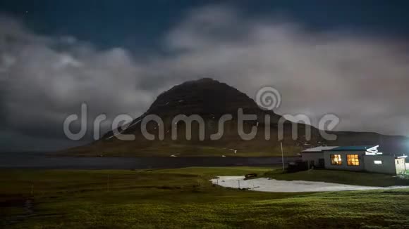 4K时间流逝电影视频之夜北极光在冰岛柯克朱菲尔山视频的预览图