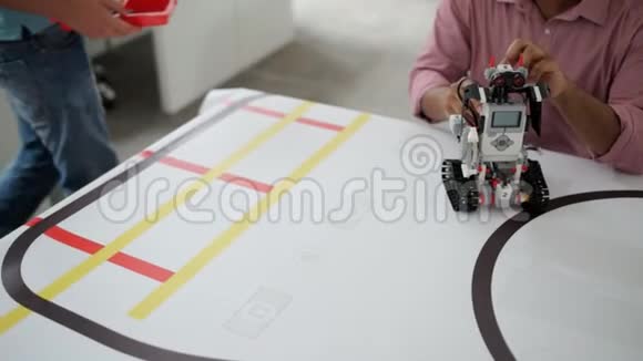 研究机器人机器的年轻工程师团队视频的预览图