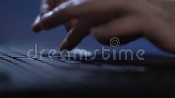 在笔记本电脑上工作的人手到深夜以满足项目的最后期限视频的预览图