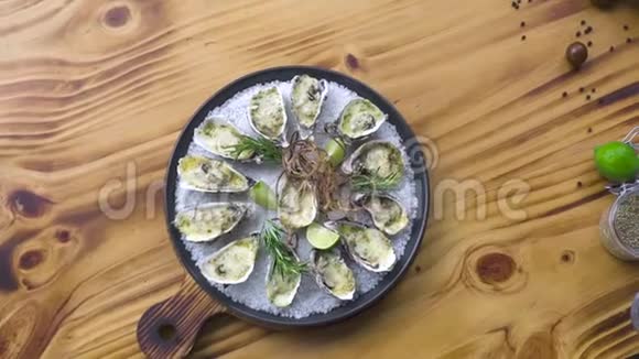 牡蛎与奶酪和香草一起烹制在木制复制空间海鲜成分意大利菜配海鲜食物视频的预览图
