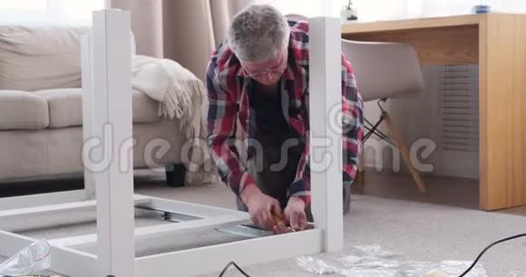 木匠在家组装桌子视频的预览图