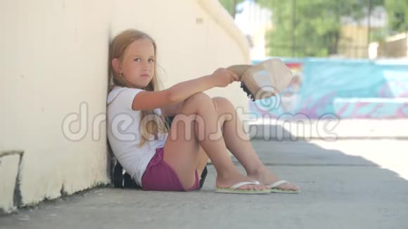 在一个夏日的特写镜头里无家可归的女孩在街上乞讨施舍视频的预览图