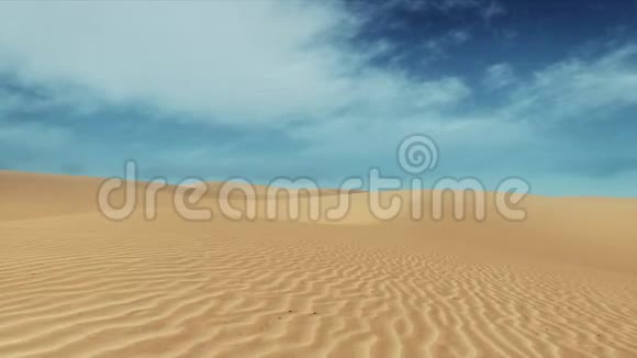 简单的沙漠景观沙丘和蓝天视频的预览图