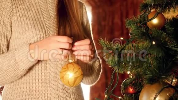4k视频年轻女子在家中用金宝宝装饰圣诞树视频的预览图