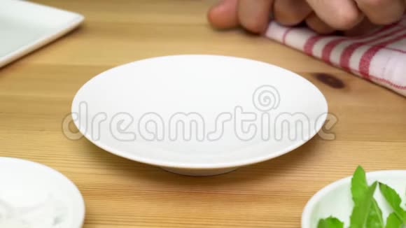 厨师用叉子装饰椰子果冻视频的预览图