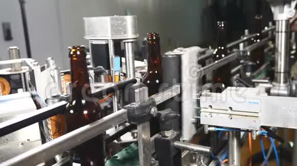 食品工业自动啤酒瓶生产线贴标签用于粘贴啤酒瓶标签的机器4k视频的预览图