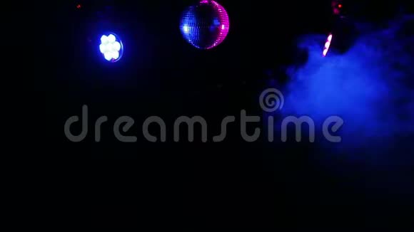 镜球用于迪斯科在光线下的工作照明和烟雾机视频的预览图