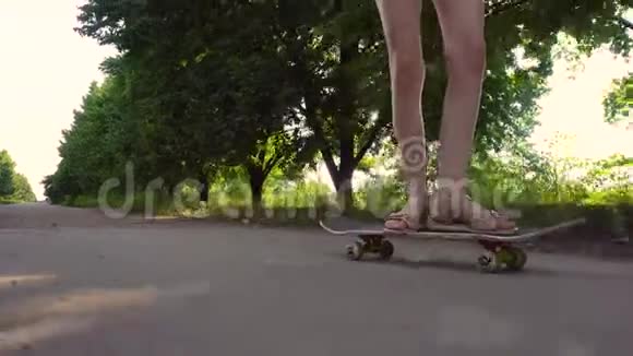 农作物腿骑滑板在农村视频的预览图