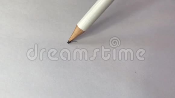艺术家画一支木铅笔在纸上画一颗心视频的预览图