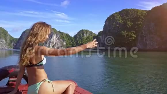 侧视长海女在船上做自拍视频的预览图