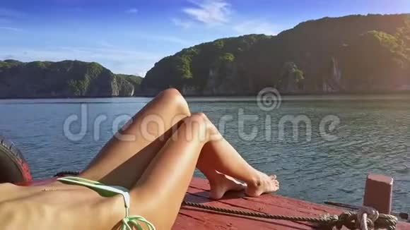 著名的海洋湾和漂亮的长苗条女孩腿在前台视频的预览图