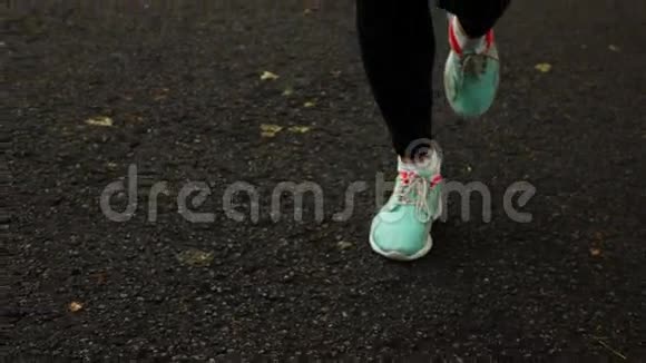 女跑靴运动鞋视频的预览图