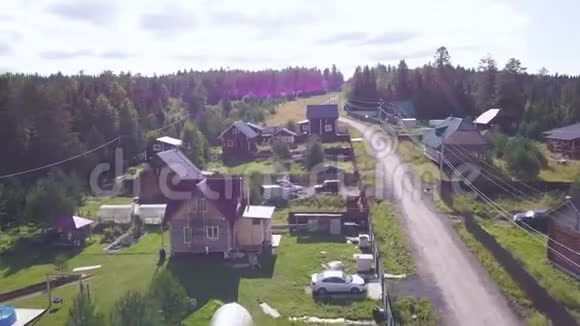 农村公路和郊区的俯视图剪辑乡下村庄森林里有农舍国家的暑假视频的预览图