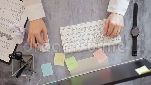 查看女性手是在桌面上的键盘上键入的视频的预览图