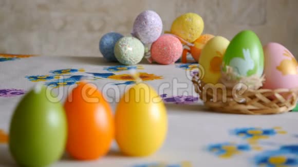 用复活节彩蛋做成的蜡烛绿色橙色黄色复活节彩蛋蜡烛和彩色复活节彩蛋视频的预览图